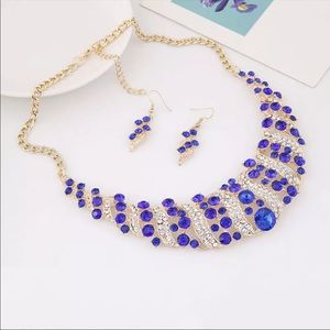 This is a beautiful jewelry set.Two cloure in set.